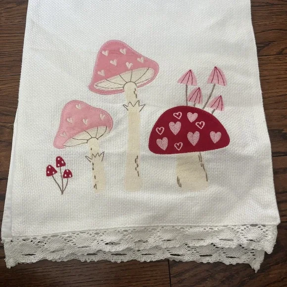 Rachel Zoe VALENTINE MUSHROOM HEART TABLE RUNNER Applique 14x72