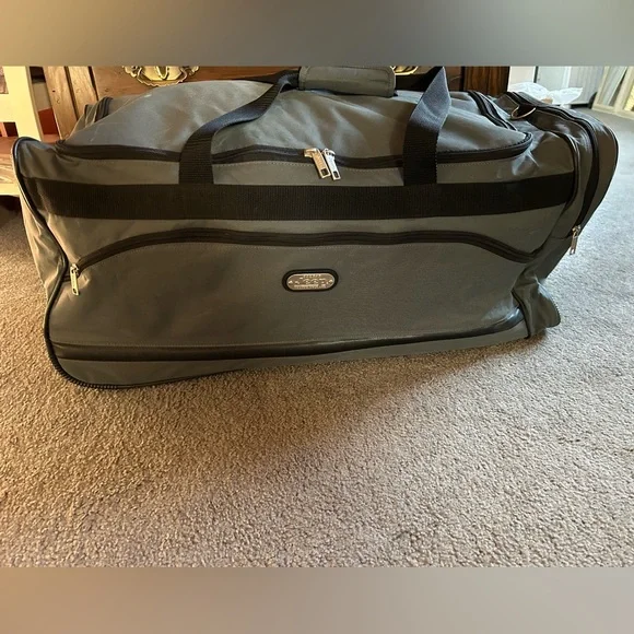 JEEP Gray & Black Rolling Duffel Bag. The handles join to carry. Ex condition.