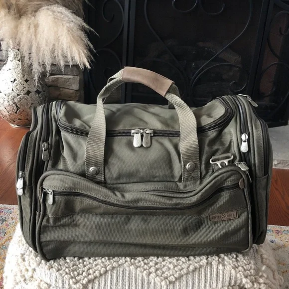 BRIGGS & RILEY 21” DUFFLE TRAVEL OLIVE GREEN BAG UNISEX IN PRELOVED CONDITION!!