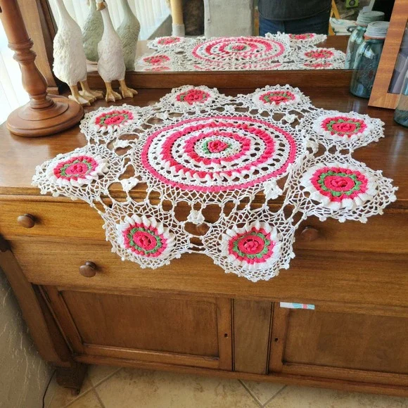 Vintage Crocheted Tablecloth Centerpiece Pink‎ white green 34