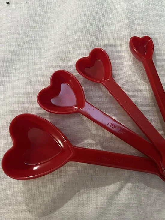 ❤️ Sur La Table Red Heart Shaped Measuring Spoons — Set of 4 | Like New