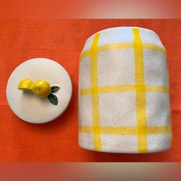 Sur La Table NIB gorgeous with a bit of whimsy 1 quart Lemon Canister with lid