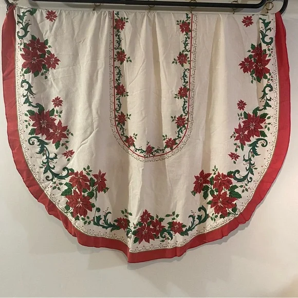 Vintage Holiday Festive Oval Red and Green Poinsettia Tablecloth
