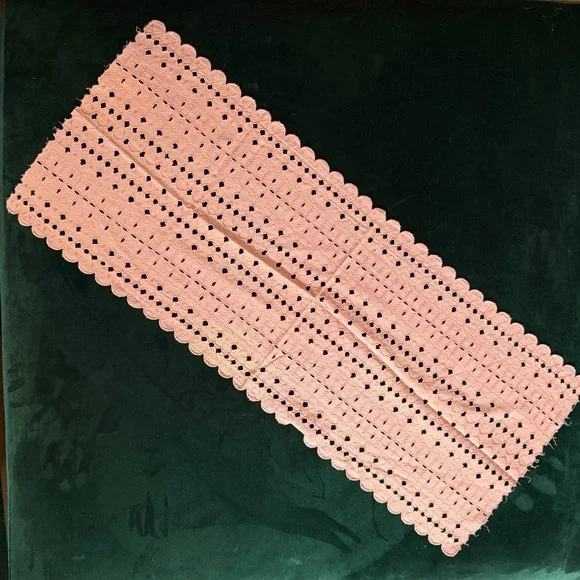 Vintage Pink Eyelet Lace Table Runner Dresser Scarf Scalloped Edge 12x32