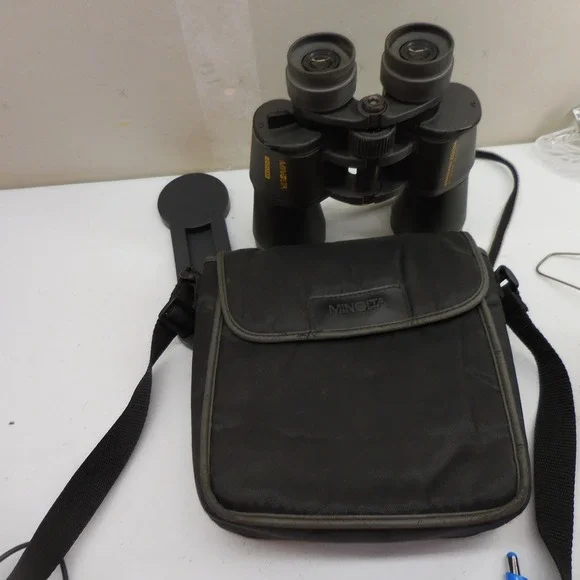 Minolta Standard Zoom Binoculars 8x-20x50 with Case and Caps Black 3.1 at 20x