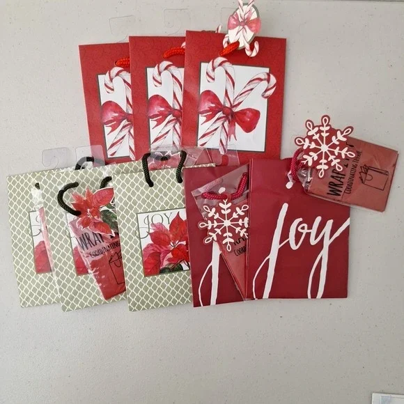 LOT OF 8 NEW VINTAGE CHRISTMAS GIFT BAGS w/ Tags and Tissue Paper 5.5
