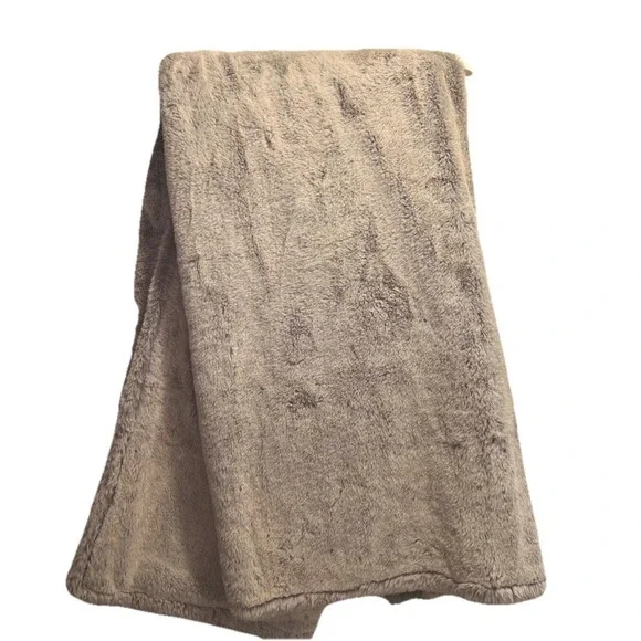 Pier 1 Imports Faux‎ Mink Fur Throw Luxury Blanket Shag Silver Gray 50x60