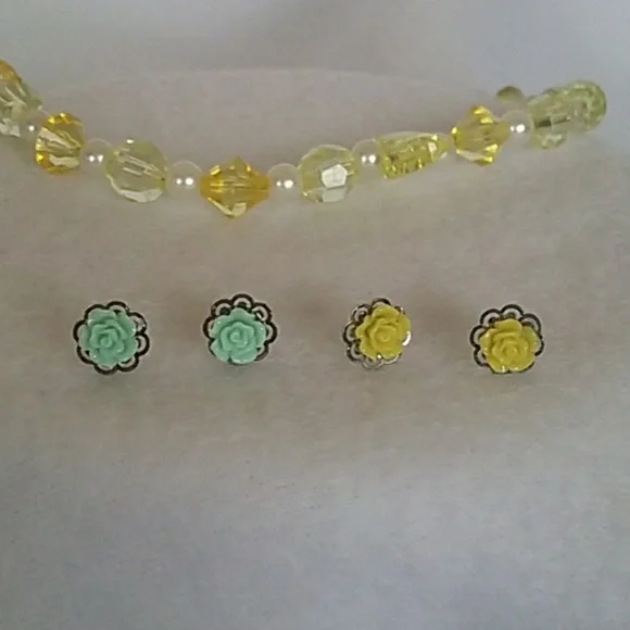 Girls 2 pair of floral green & yellow stud earrings