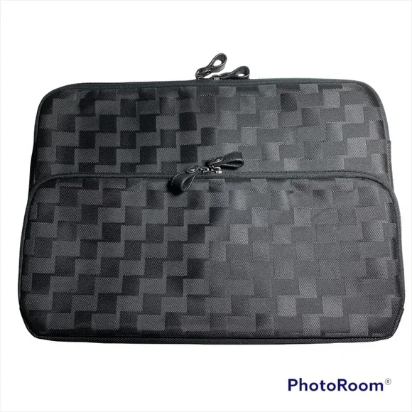 NWOT Solo 16” soft padded laptop case