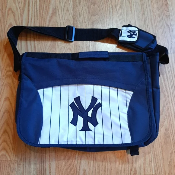 MLB NY Yankees Padded Multi Pocket Laptop Carry All Flap Bag
