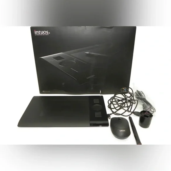 Intuos 4 Wacom Tablet Artist Drawing Pad & Pen in Orig Box - Black - Small Size