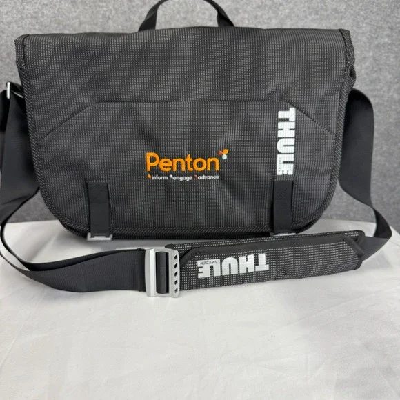 Thule Stravan Messenger Bag Black Laptop Case Penton Logo Adjustable Strap 17in