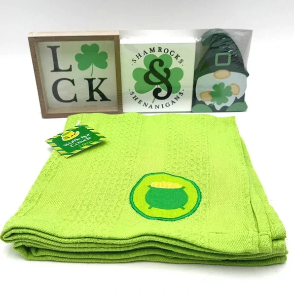 TARGET NEW Bullseye Playground St. Patrick's Day‎ Wooden Signs Set of 3 & Towels