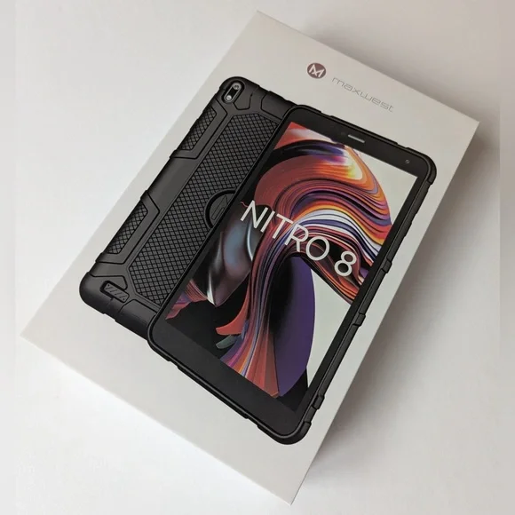 NEW Maxwest Nitro 8, 32GB Tablet and Case Bundle