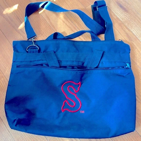 Navy laptop bag with 2 zipper pockets, hand straps and shoulder strap