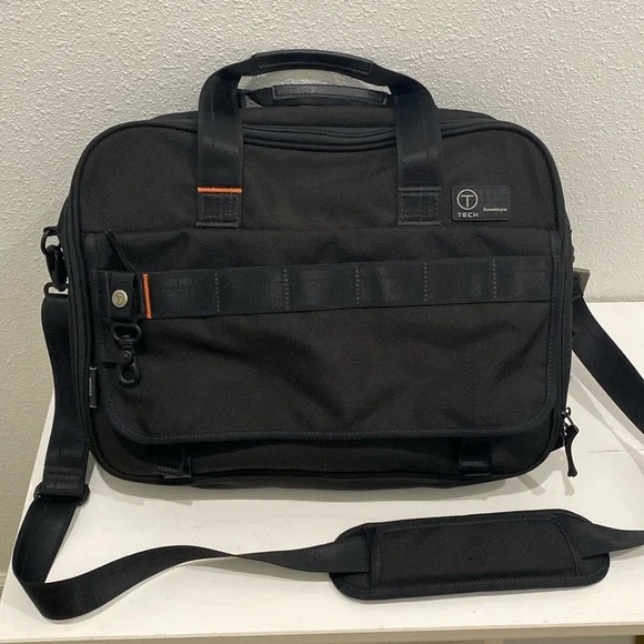 NWOT Tumi T-Tech Essential Gear Laptop / Breifcase, Messenger Bag Shoulder Strap