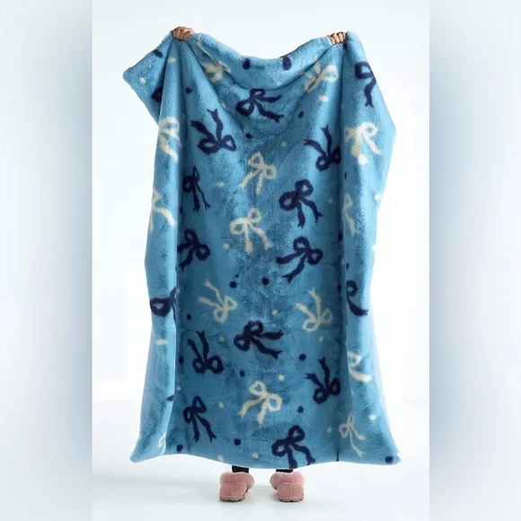 Anthropologie Blue and Cream Bow Pattern Throw fur blanket heavy new
