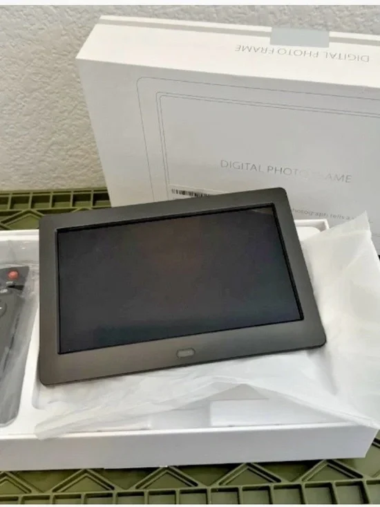 New 7 in Digital Photo Frame with IPS Screen - 1280x800 , 16:9 , Black