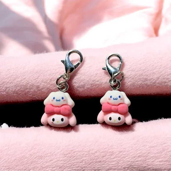 1 Hello Kitty Family charm.