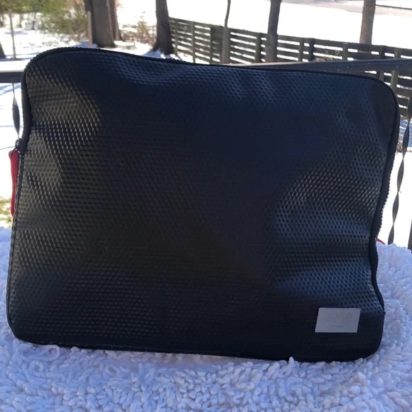 🚨B2G1 HUGO BOSS Black Textured Laptop Case