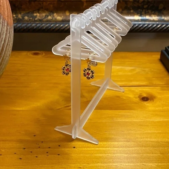 Earring Stand with 8 Pairs of Christmas Earrings NWOT…Great Gift