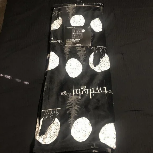 The Twilight Saga Soft Plush Throw, 50in W x 70in L (127 cm x178 cm), Black