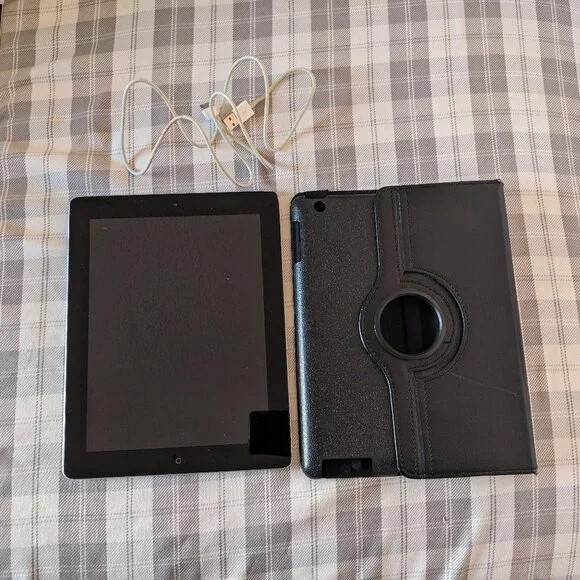Defective Apple iPad (2nd Generation) A1395 16 GB, Wi-Fi, 9.7 in - Black Screen