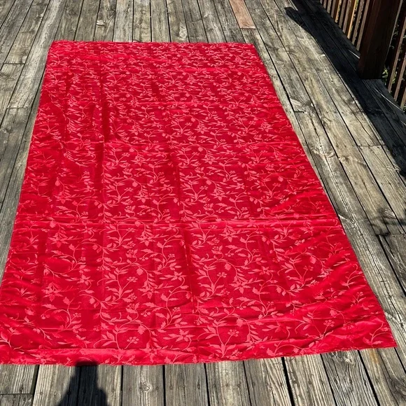 Red Rectangle Holiday Christmas tablecloth. Excellent condition HuGE!