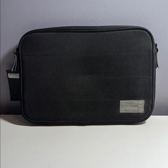 NWT Hex Surface Pro 3 / 13” Laptop sleeve with pocket