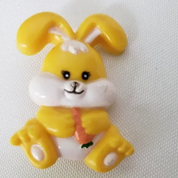 Kitschy Vintage Yellow Bunny & Carrot Pinback Perfect Easter Pop