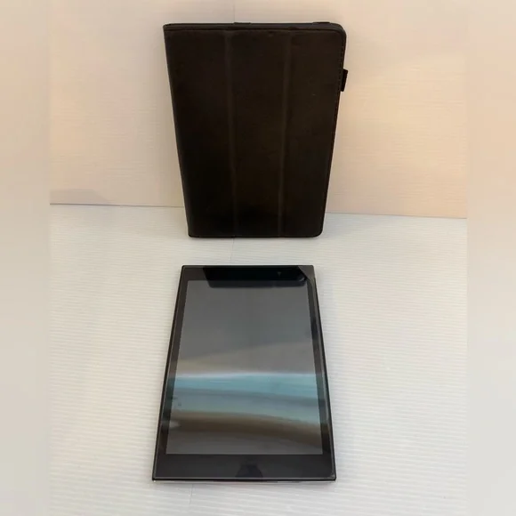 Gigaset Android 8 Inch QV830 8GB Black LCD Tablet With Black Case Tested Working