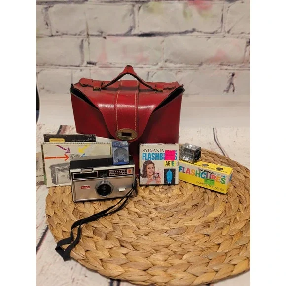 Vintage Kodak Instamatic Camera 104 With Bag And Accessories Not Tested