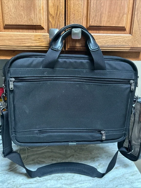 TUMI Laptop Briefcase 16”Slim Black Ballistic Nylon Messenger Bag PaddedPockets.