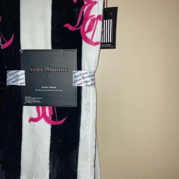 Juicy Couture Luxurious Plush Throw with Pink Accents Great Gift 🎁 NWT 🎁🎄