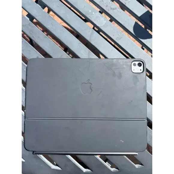 Apple IPad Pro 13in M4 chip 256gb with Magic Keyboard