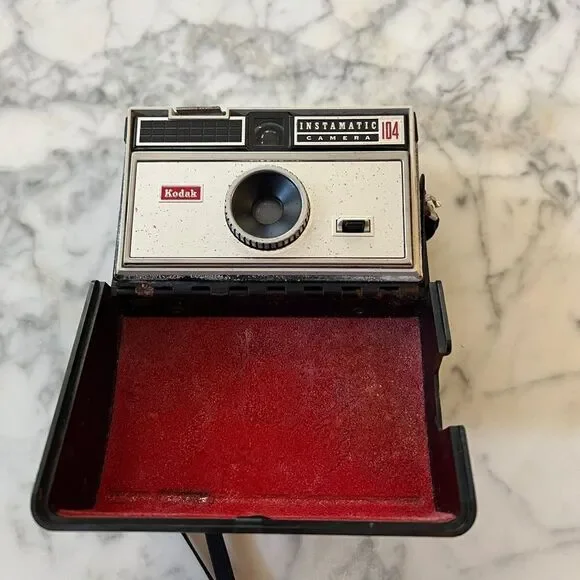 Kodak Instamatic 104 Camera w/hard case