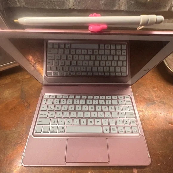 iPad 32gb plus cellular ATT pen & light up trackpad &keyboard hard case