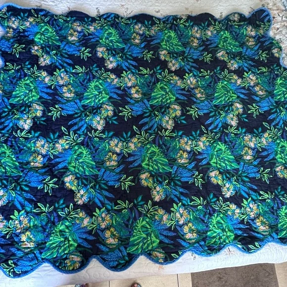 Lilly Pulitzer Reversible Throw Blanket - Multi The Hottest Spot Velvet scallop
