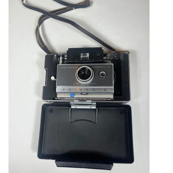 Polaroid‎ Automatic 100 Land Camera 3000 Film Speed Vintage Flashbulbs Case