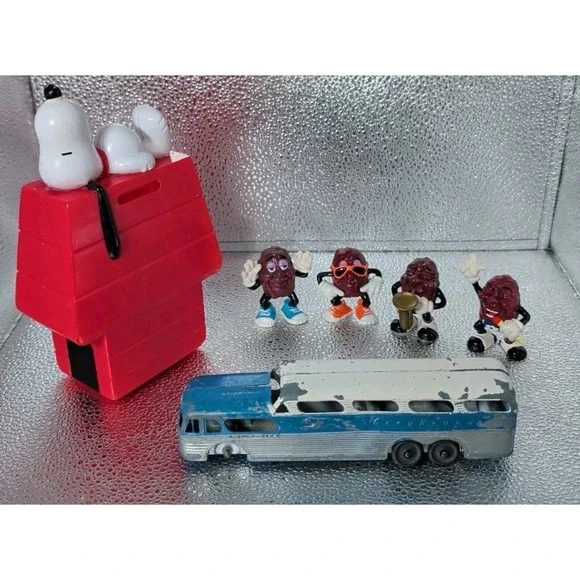 1966 Peanuts Snoopy Doghouse Red Coin Bank 4 California Raisins & Greyhound Bus