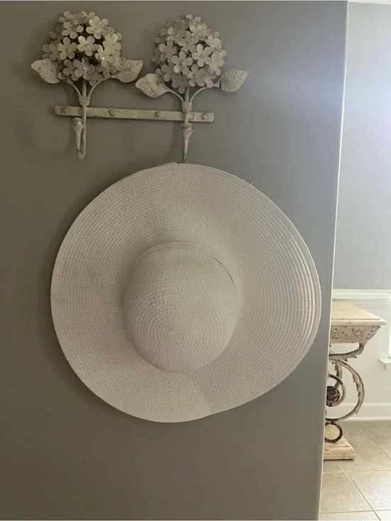 White Wide-Brim Sun Hat - Stylish Beach & Pool Accessory