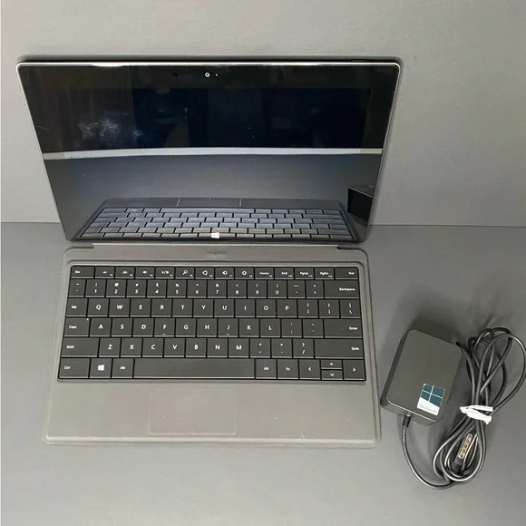 10.6 Microsoft Surface RT 1516 Touch Tablet 32GB W. Black Keyboard/ Charger -EUC