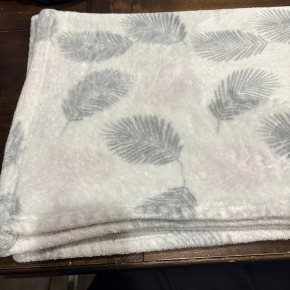 Tahari Gray‎ Pink White Feathers Baby Blanket Plush Soft Lovey Fern Leaf Leaves