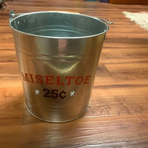 Target mistletoe bucket