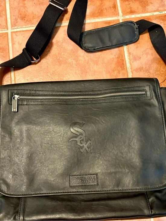 Kenneth Cole Reaction Laptop Computer Case/Bag with Sox Logo Embossed