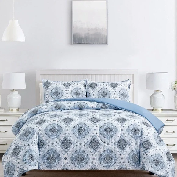 3 Piece Reversible Queen/Full Comforter Set Blue and White Print