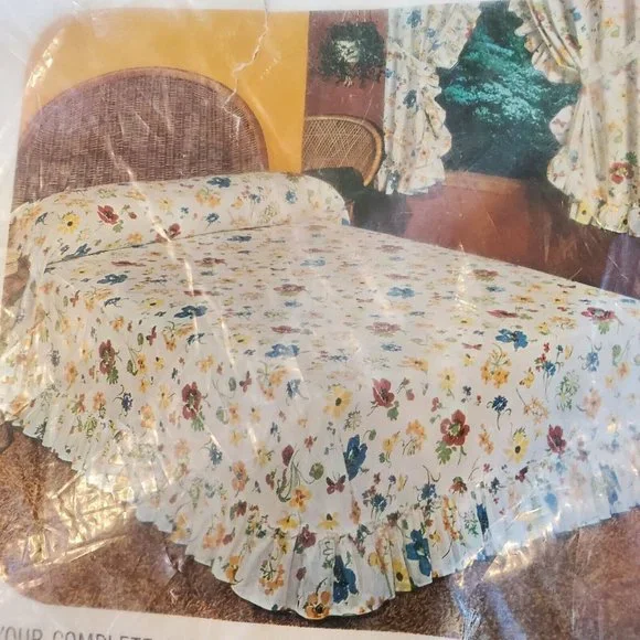 Vintage 70s Queen Spring Time Priscillas Floral Ruffle Trim‎ Comforter Curtains