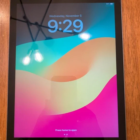 Apple iPad 6th Generation 32GB Unlocked Like New!
