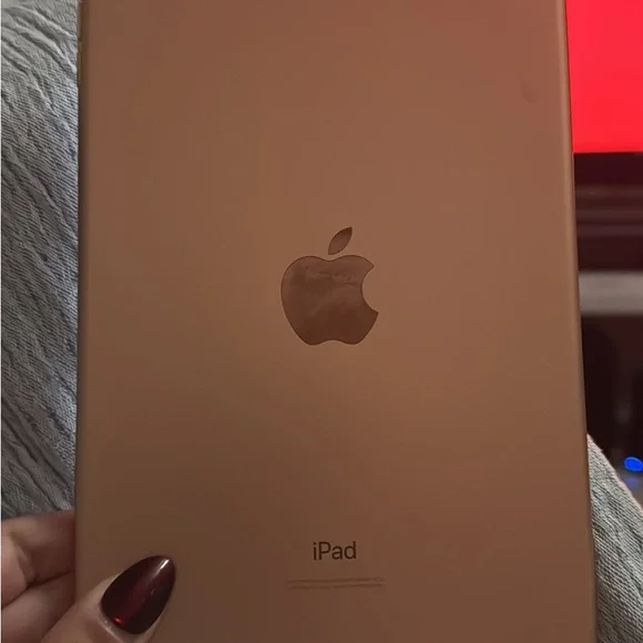 Apple iPad - Elegant Gold- 5th Generation