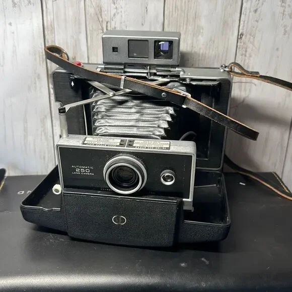 Vintage Polaroid Automatic 250 Land Camera With Flash‎ Case and film UNTESTED